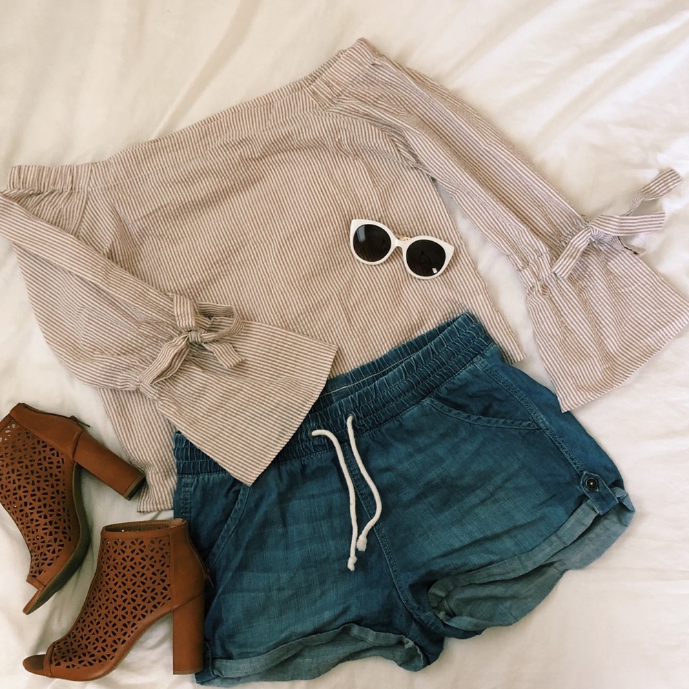 Vernacular Off-the-Shoulder seersucker blouse